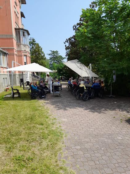 Una scala cromatica di emozioni 🌈 hanno colorato i pomeriggi estivi ☀️ di Villa Ramiola di #parma.
Tra esibizioni canore 🎤 e musicali 🎶, cura del verde  🌿🌸 e laboratori manuali 🎨, uscite culturali 🏛️ e momenti di serenità ed allegria 🤗 , e molto altro ancora...