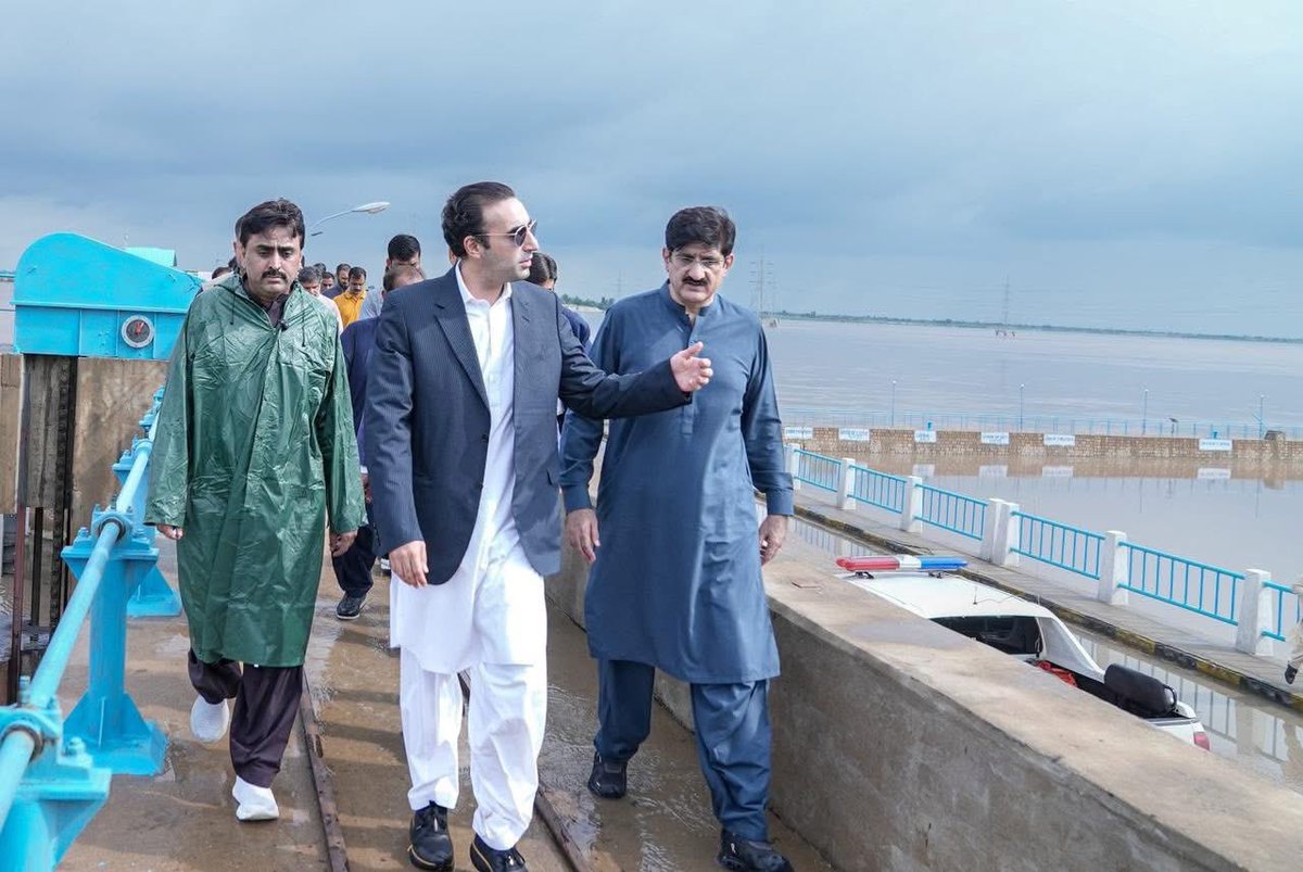 SameerKalyarPSF's tweet photo. Chairman PPP @BBhuttoZardari along with CM Sindh Sain Murad Ali Shah &amp; Minister Irrigation Sindh @jamkhanshoro paid a visit to Guddu Barrage today to review the water level and measures for high flood preparation. https://t.co/xz7Th43Irv
