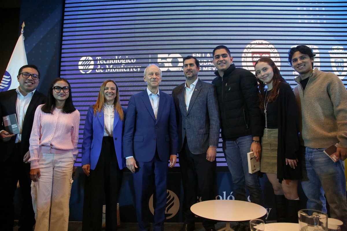 jpmurra's tweet photo. Vivimos una experiencia extraordinaria en el @TecdeMonterrey: un diálogo abierto con Michael Sandel, uno de los filósofos políticos más influyentes de nuestro tiempo.

A través de preguntas sobre éxito, meritocracia y el bien común, nuestras y nuestros estudiantes se escucharon, confrontaron ideas y dieron sentido a lo que significa aprender en comunidad. Estos espacios reafirman que la educación es cuestionar y repensar el mundo que queremos construir.

Gracias a Michael Sandel por su visión, y a nuestras y nuestros estudiantes por enriquecer esta conversación con su talento y perspectiva.