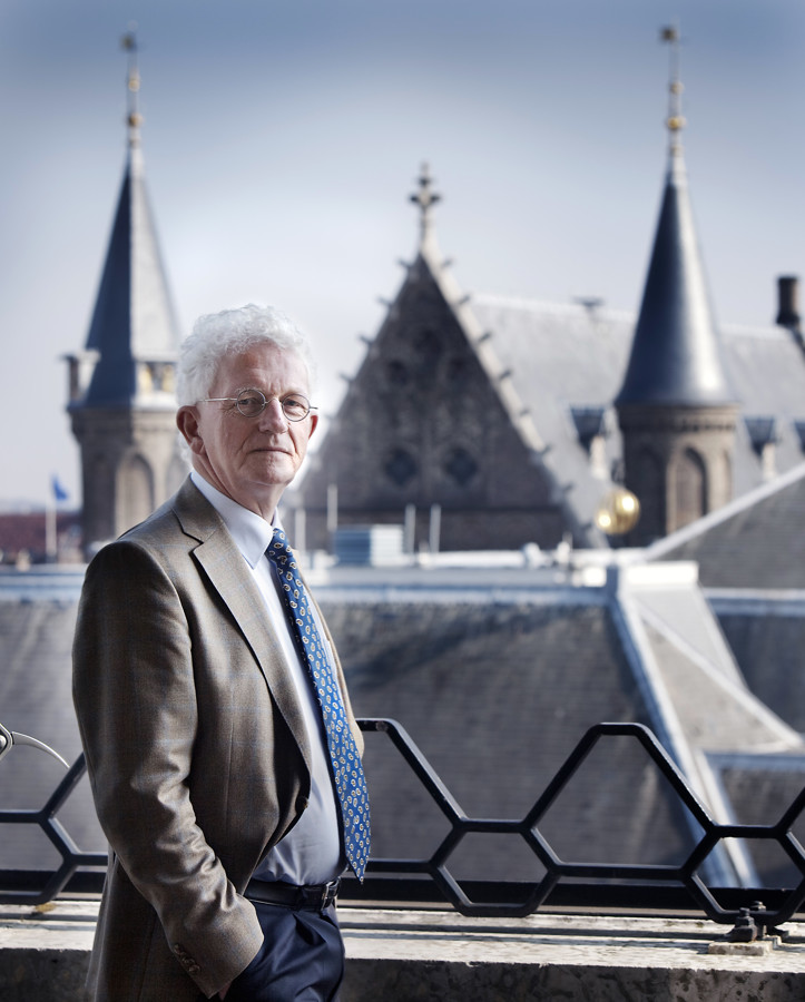 “Ik wil overtuigend naar anderen toe zijn. En als de herkomst van mijn redenering je niet bevalt, kun je in ieder geval over de uitkomst ervan je gedachten laten gaan.”

“Met een anker ben je weliswaar stevig, maar je komt nergens.”

Die uitspraken zijn typerend voor Kars Veling;