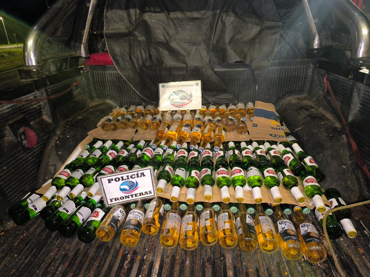 seguridadcrc's tweet photo. 📍#Kilómetro35 #Golfito #ZonaSurCR🇨🇷
#PolicíaDeFronterasCR descubrió cargamento de licores ocultos al estilo narco.
• Botellas iban junto al motor y hasta debajo de los guardabarros.
• Otros envases estaban escondidos en sacos de aserrín. https://t.co/lDJq0bgoLC