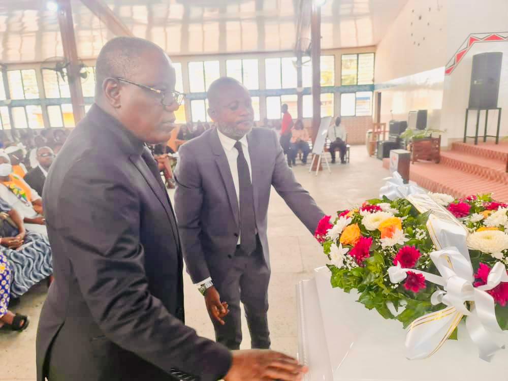 Le Professeur Aubin MINAKU NDJALANDJOKO, vice président du PPRD a rendu ses derniers hommages à l'honorable Constant LUMAYA EKWOK ce jour à la paroisse de la résurrection dans la commune de Lemba. Pensées pieuses à ce regretté digne fils du terroir qui a successivement été nommé,