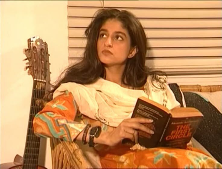 firsttspringg's tweet photo. this is the type of vibe i want to achieve, a saba from dhoop main sawan having a big bookshelf and reading a book 24/7 https://t.co/ySEVpEe0Zw