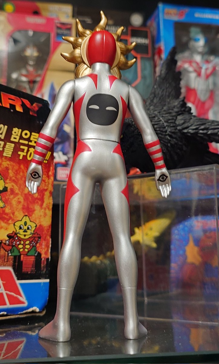 デラックスジャンボタローマン

山口一郎さんの所持している当時の販売商品の『超』復刻版ということで大人気話題沸騰、抽選販売で発売となったが落選して手に入れられなかったタローマンのソフビ！

これが欲しかったのだ。
このサイズ感、このデタラメ。