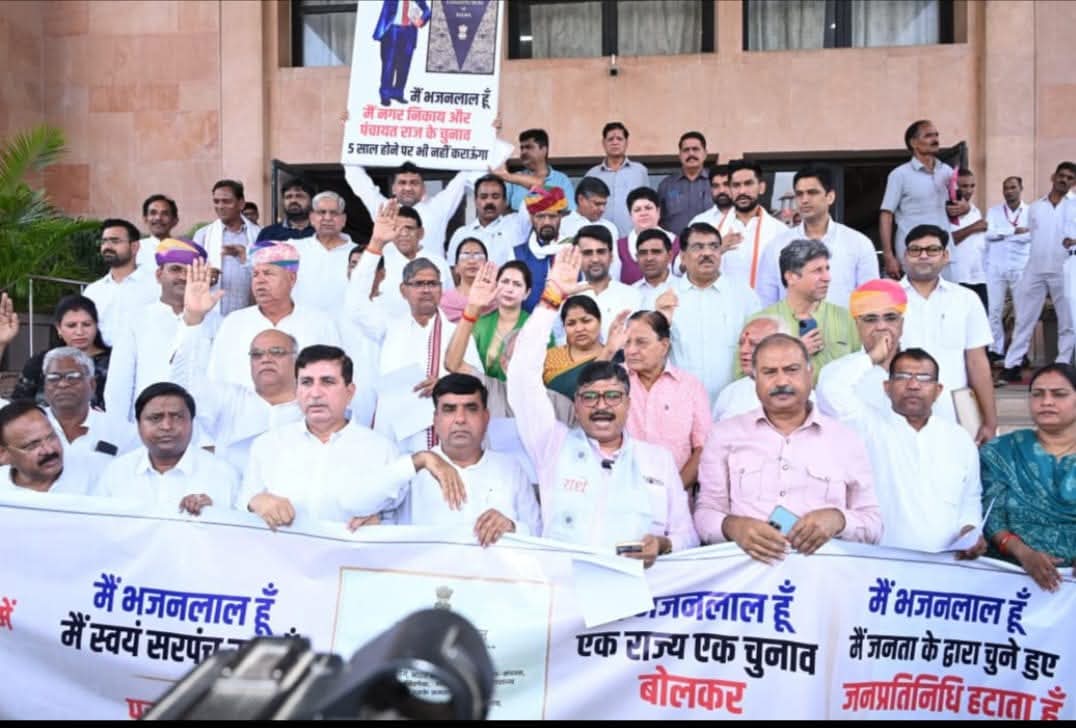 lalityadavinc's tweet photo. **आज विधानसभा परिसर में कांग्रेस विधायक दल के नेता आदरणीय टीकाराम जुली जी के नेतृत्व में सभी विधायकों ने सशक्त विरोध दर्ज कराया।
लोकतंत्र की आत्मा निष्पक्षता और पारदर्शिता में निहित है, किन्तु पंचायती राज चुनाव एवं परिसीमन प्रक्रिया में की जा रही गंभीर अनियमितताएँ जनता के संवैधानिक अधिकारों का हनन हैं।

हमारा अटूट संकल्प है कि लोकतांत्रिक मर्यादाओं की रक्षा करेंगे और जनता की आवाज़ को किसी भी कीमत पर दबने नहीं देंगे।**