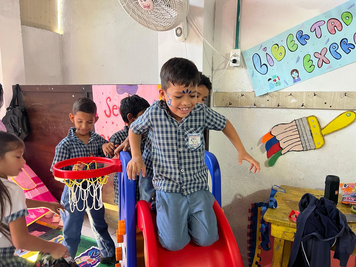 UniCaribe_'s tweet photo. #AEstaHora | 🕐 Promovemos los Derechos Humanos en la Niñez
🟪🟨🟩👧🏻🧒👶
Visitamos el Instituto Paulo Freire y llevamos lúdicas encaminadas a este objetivo en el #DiaNacionaldelosDerechosHumanos 
Niños de preescolar disfrutan y aprenden en esta jornada.

#MejorEstudiar @DanielRMed