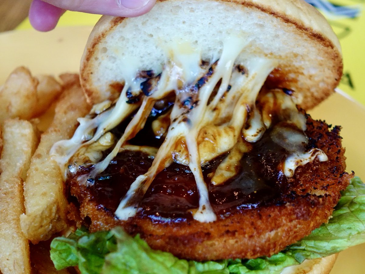 nutthonx's tweet image. เบอร์เกอรหอมหัวใหญ่สายพันธุ์ Awaji ชุบแป้งทอดกับซอสมิโสะแดงของ Shimauma Burger โคตรอร่อยแสงออกปาก 😋#shimaumaburger #awaji #crewlife #nagoya #burger #yum #อร่อยแสงออกปาก