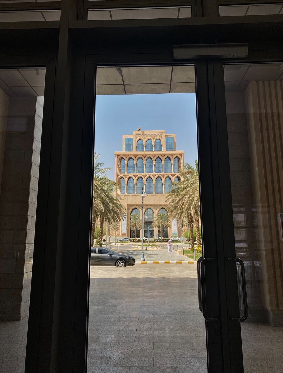 #KSAUcore 
من باب يفتح للحلم الكبير
شفت صرح يعانق عالي المسير

بين النخل والعز والخطوة ثبات
والقلب دايم يحلم بالنجاحات

كل تعب في دربي له معنى عظيم
ومع الصبر نوصل للحلم الكريم
                       💚