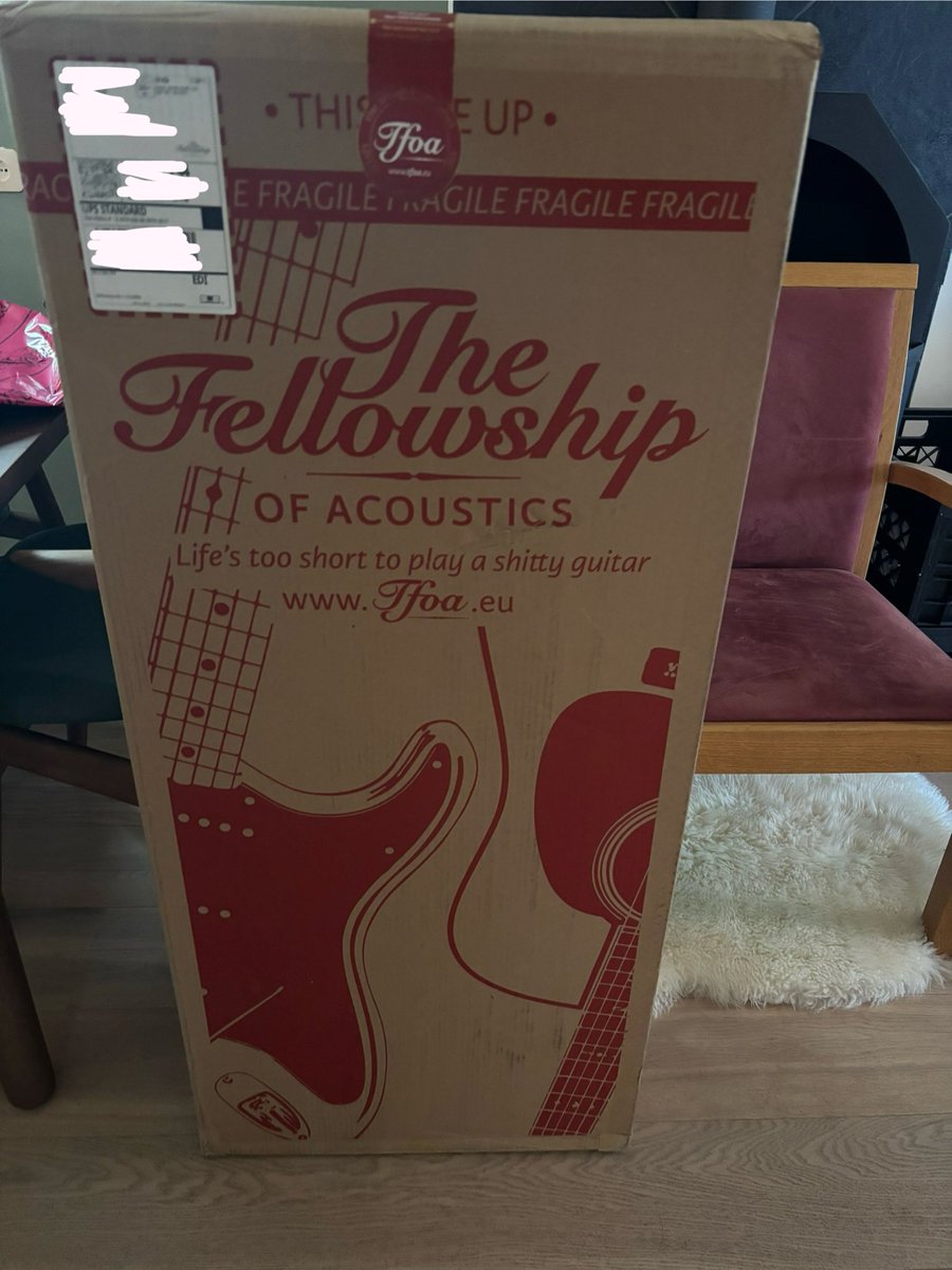 Hij haastte zich naar huis, maar mijn lief kijkt nu heel beteuterd 😢#Gitaar #geduld 
Cc: <a href="/NancyGroningen/">Zeg maar Nancy</a>