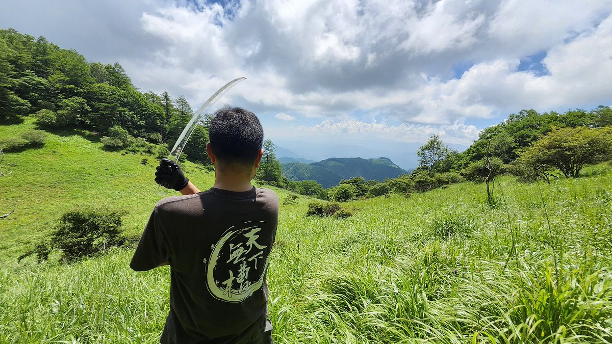 AQSpring's tweet photo. アクリル剣の撮影のため合戦場へ🤣

アクリル剣は耐震水槽の端材で作られておりますので、
耐震水槽の注文が来ないと作れません😅

#転生刀
#会社の裏山 https://t.co/XxuXBjYz4M
