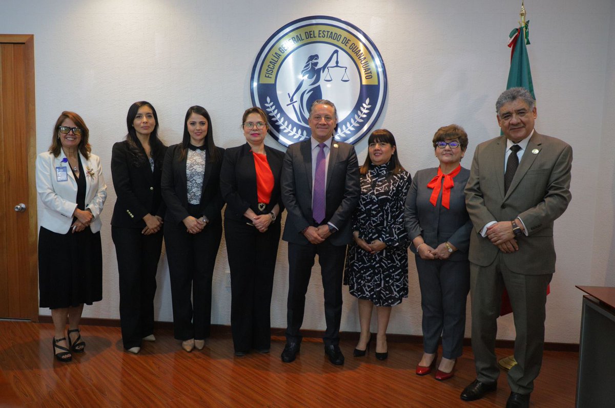 FGEGUANAJUATO's tweet photo. Instalación del Comité Técnico Evaluador del Distintivo “Alianza Empresarial por la Procuración de Justicia”

Dimos un paso firme hacia una procuración de justicia más colaborativa, humanista y corresponsable.

Se llevó a cabo la instalación formal del Comité Técnico Evaluador del Distintivo “Alianza Empresarial por la Procuración de Justicia”, una estrategia institucional que reconoce al sector empresarial como un aliado clave en la construcción de una cultura de legalidad.

🤝 Esta iniciativa no es solo un distintivo, es un nuevo modelo de alianza, donde las empresas no solo cumplen con la ley, sino que se convierten en agentes de cambio social.

Agradecemos la valiosa participación de las y los titulares de las Fiscalías Especializadas, del Centro de Justicia para las Mujeres y de la Presidenta del Consejo Externo de Consulta, quienes conforman este Comité con experiencia, compromiso y visión ciudadana.

🔹 Enfoque en derechos humanos
🔹 Investigación con perspectiva de género
🔹 Combate a la desaparición de personas y extorsión
🔹 Fortalecimiento institucional con transparencia

Porque sumando esfuerzos, procuramos justicia.

#JusticiaGuanajuato #AlianzaEmpresarial #CulturaDeLegalidad #FiscalíaGTO #CompromisoSocial