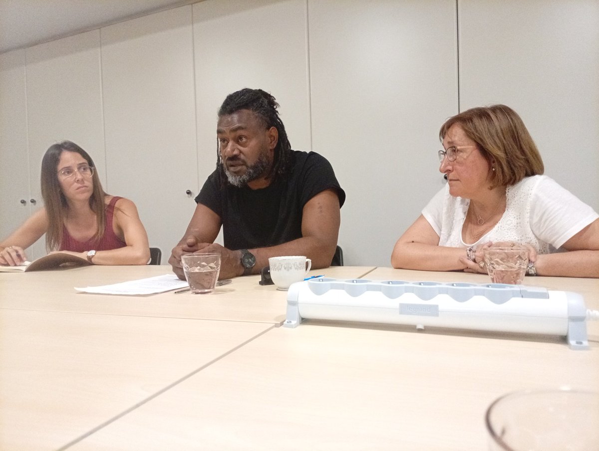 Trobada del <a href="/lluis_llach/">Lluís Llach</a> , president de l' <a href="/assemblea/">Assemblea Nacional Catalana</a> amb Dimitri Qenegei, representant del <a href="/FlnksOfficiel/">FLNKS</a> .
Demà participarà a l'ofrena floral dels convidats internacionals al  Fossar de les Mores a les 18h i el dia 11 a l'acte de la Comissió Independentista Fossar de les Mores.