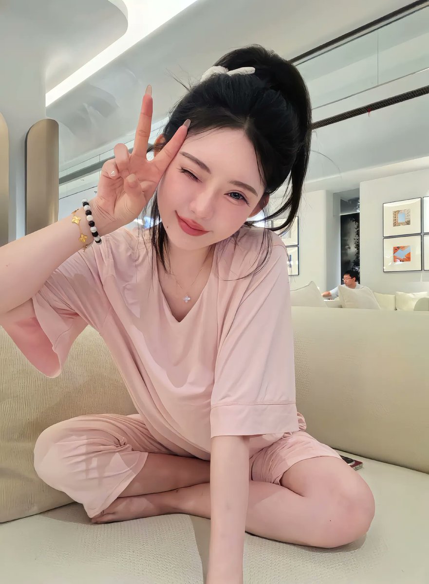 KimMiller837056's tweet photo. 模特美妮身高169cm，脚码40码，二趾长，脚趾修长，脚型骨感，人美身材好，性格开朗的一个女大学生！ https://t.co/E5xBhRGF8c