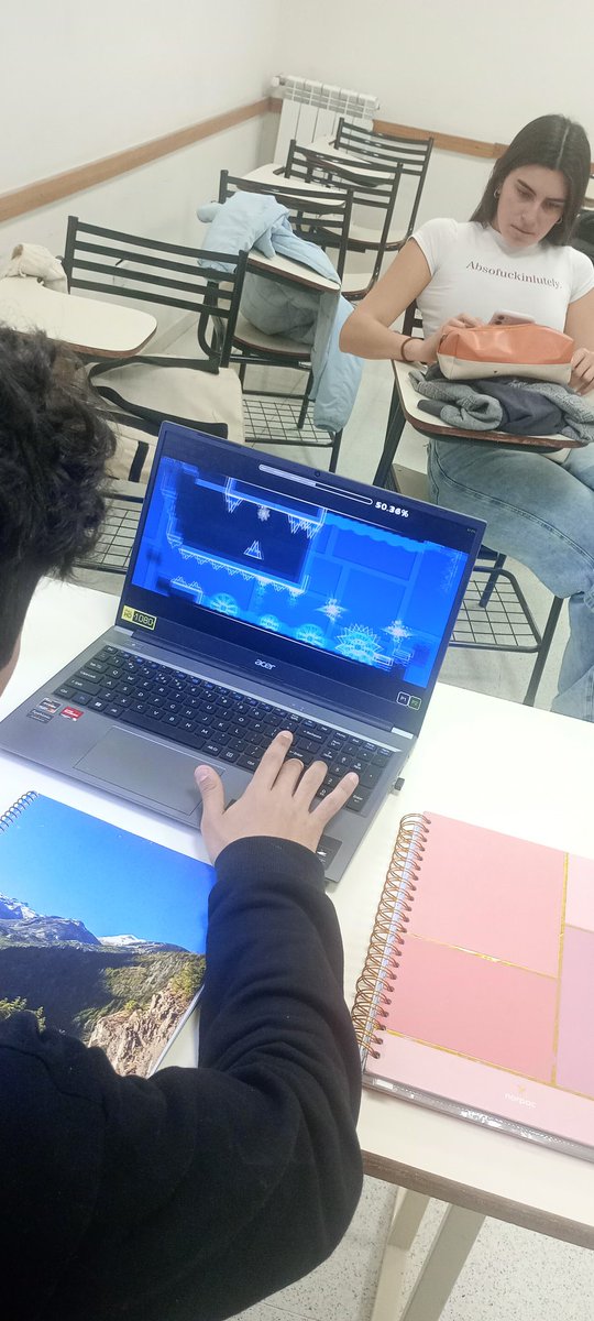 lichim0411's tweet photo. Ayuda, me usurparon la pc mis facuamigos https://t.co/XurtFiED57