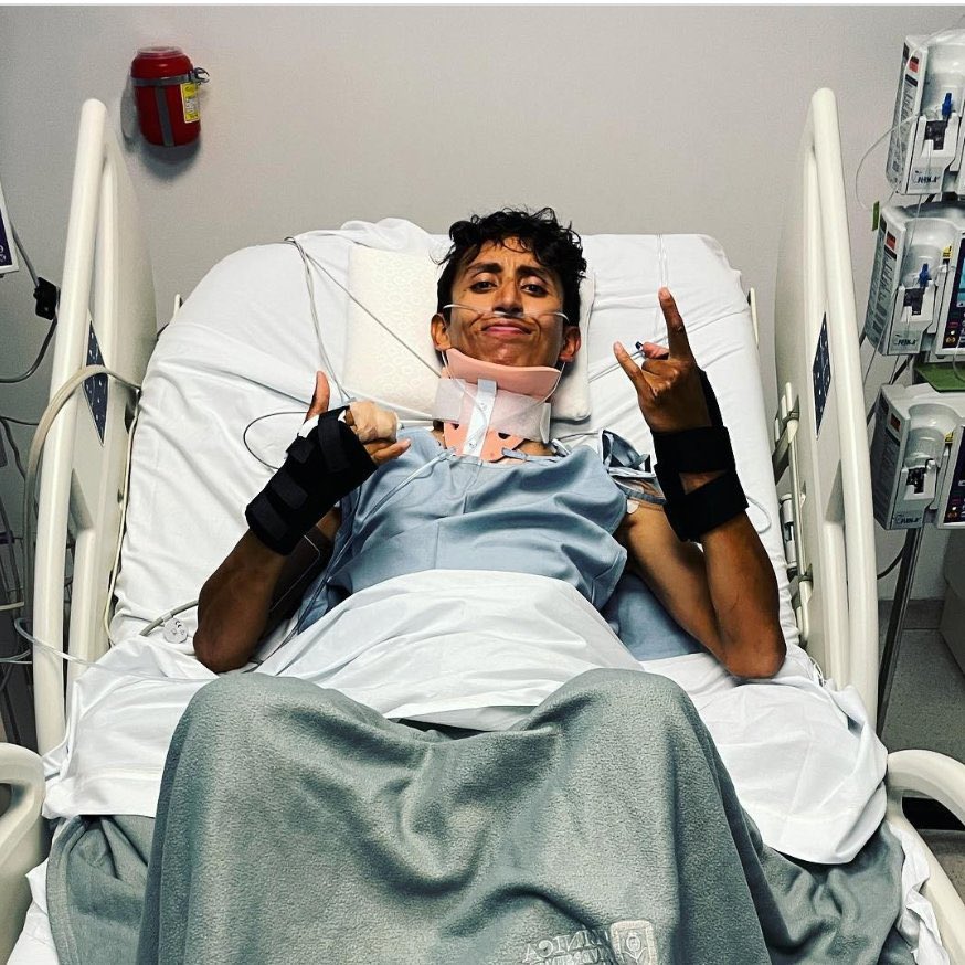 Hace 3 años venía de partirse casi 20 huesos, su vida estaba en peligro y la posibilidad de volver a pedalear según la ciencia era casi imposible. 

Hoy, es ganador de la etapa 16 de la Vuelta España. 

DON EGAN BERNAL, UN GANADOR DE LA VIDA 🇨🇴🥺