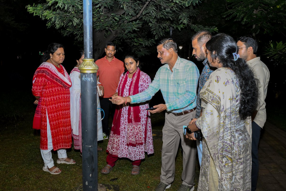 RourkelaMC's tweet image. Rourkela Municipal Corporation Commissioner Ms. Dheenah Dastageer visited Netaji Park and directed the immediate repair of various equipment in the #park, including non-functional #streetlights and #toilets, with a special focus on #sanitation. 
#Maintenance #Rourkela #RMC