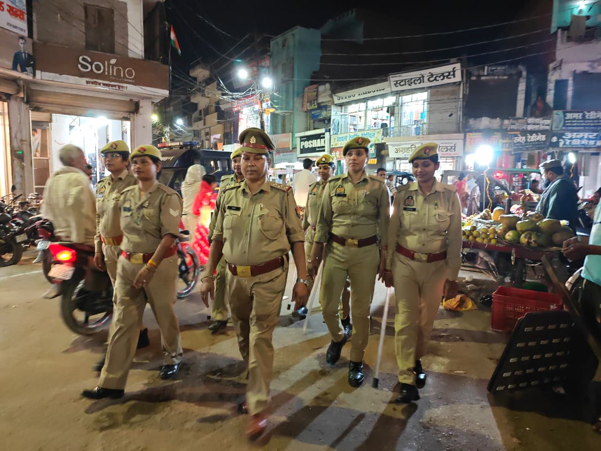 SULTANPUR POLICE (@sultanpurpolice) on Twitter photo рдкреБрд▓рд┐рд╕ рдЕрдзреАрдХреНрд╖рдХ рд╕реБрд▓рддрд╛рдирдкреБрд░ <a href="/ipskunwaranupam/">Kunwar Anupam Singh IPS</a> рдХреЗ рдирд┐рд░реНрджреЗрд╢рди рдореЗрдВ рдорд╣рд┐рд▓рд╛ рдерд╛рдирд╛ рдкреБрд▓рд┐рд╕ рджреНрд╡рд╛рд░рд╛ рдЕрдкрдиреЗ рдерд╛рдирд╛ рдХреНрд╖реЗрддреНрд░ рдореЗрдВ рдкреБрд▓рд┐рд╕ рдмрд▓ рдХреЗ рд╕рд╛рде рдмрд╛рдЬрд╛рд░реЛрдВ/рдЖрд╕-рдкрд╛рд╕ рдХрд╕реНрдмреЛ рдХреЗ рдХреНрд╖реЗрддреНрд░ рдореЗрдВ рд╢рд╛рдиреНрддрд┐/рд╕реБрд░рдХреНрд╖рд╛ рд╡реНрдпрд╡рд╕реНрдерд╛ рдХреЛ рд╕реБрджреГрдв рдХрд░рдиреЗ рд╣реЗрддреБ рдкреИрджрд▓ рдЧрд╢реНрдд рдХрд┐рдпрд╛ рдЧрдпрд╛ ред #FootPatrolling рдкреБрд▓рд┐рд╕ рдЕрдзреАрдХреНрд╖рдХ рд╕реБрд▓рддрд╛рдирдкреБрд░ <a href="/ipskunwaranupam/">Kunwar Anupam Singh IPS</a> рдХреЗ рдирд┐рд░реНрджреЗрд╢рди рдореЗрдВ рдорд╣рд┐рд▓рд╛ рдерд╛рдирд╛ рдкреБрд▓рд┐рд╕ рджреНрд╡рд╛рд░рд╛ рдЕрдкрдиреЗ рдерд╛рдирд╛ рдХреНрд╖реЗрддреНрд░ рдореЗрдВ рдкреБрд▓рд┐рд╕ рдмрд▓ рдХреЗ рд╕рд╛рде рдмрд╛рдЬрд╛рд░реЛрдВ/рдЖрд╕-рдкрд╛рд╕ рдХрд╕реНрдмреЛ рдХреЗ рдХреНрд╖реЗрддреНрд░ рдореЗрдВ рд╢рд╛рдиреНрддрд┐/рд╕реБрд░рдХреНрд╖рд╛ рд╡реНрдпрд╡рд╕реНрдерд╛ рдХреЛ рд╕реБрджреГрдв рдХрд░рдиреЗ рд╣реЗрддреБ рдкреИрджрд▓ рдЧрд╢реНрдд рдХрд┐рдпрд╛ рдЧрдпрд╛ ред #FootPatrolling