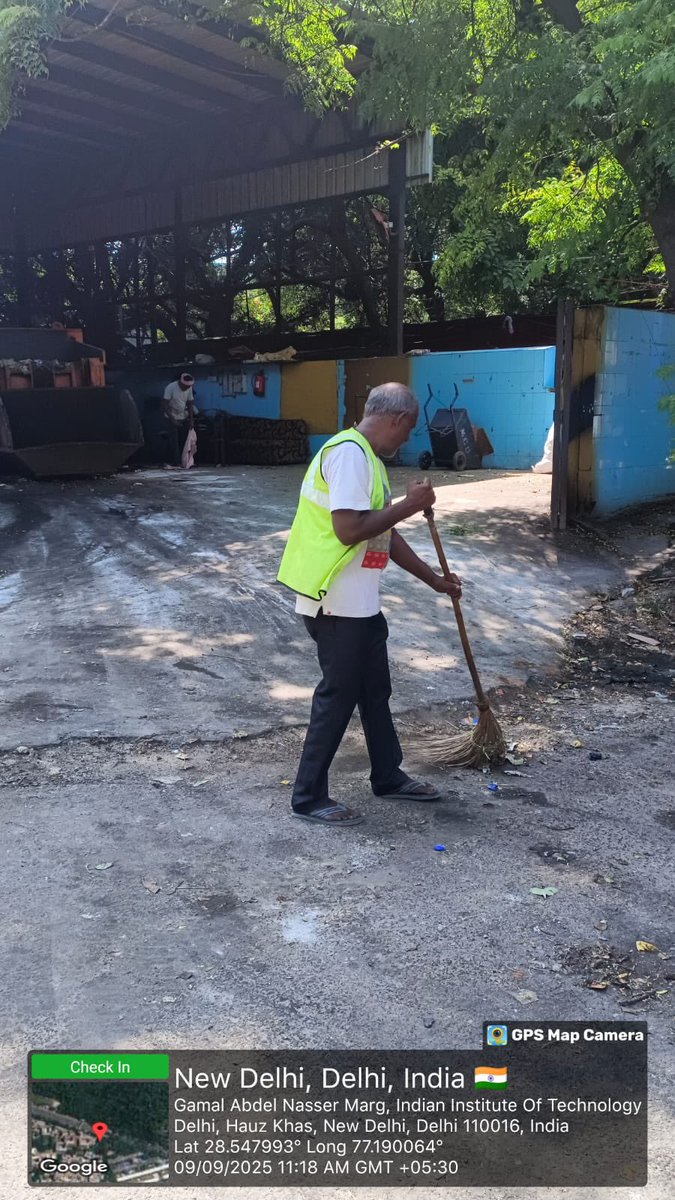 DCSOUTHZONE's tweet image. Streets shine when we sweep together! MCD sanitation teams are on the ground ensuring a cleaner, healthier Delhi. Let’s join hands to keep our city spotless. 🌍 #SwachhDelhi #SweepingDrive #MCDInAction