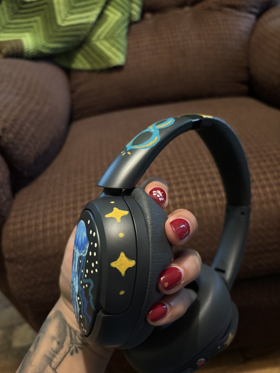 Pastafoxxx's tweet photo. Customized these headphones https://t.co/W2owoC3vxB