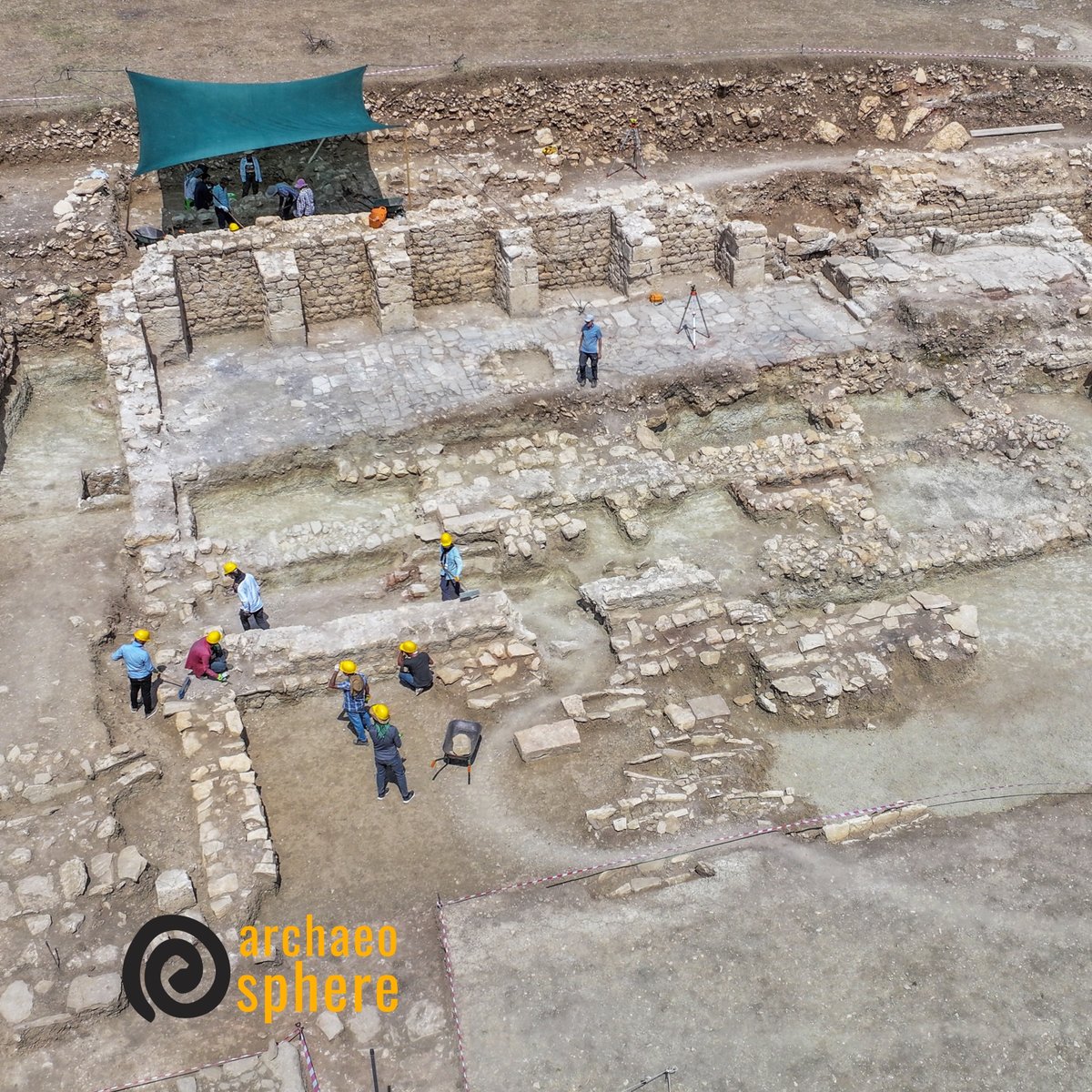 enarchaeosphere's tweet photo. Archaeologists in Diyarbakir uncover 124 burials and a coin that pushes a church’s history back to the 4th century, reshaping Byzantine history in Türkiye. Source: AA https://t.co/rZP2rYK1k1