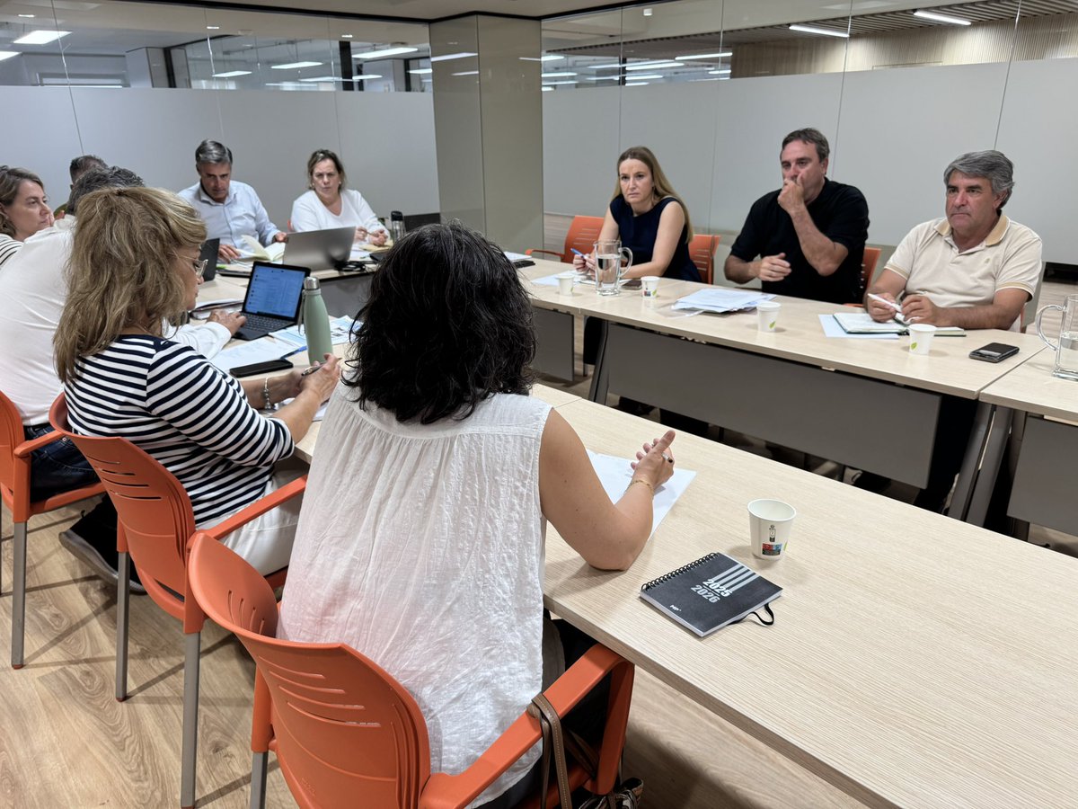 Celebramos el Día Mundial de la Agricultura con nuestra Ejecutiva trabajando para mejorar la vida de nuestros afiliados y afiliadas. Nos preocupa el futuro de la #PAC, las relaciones comerciales mundiales, la estabilidad de nuestras producciones por la crisis climática y