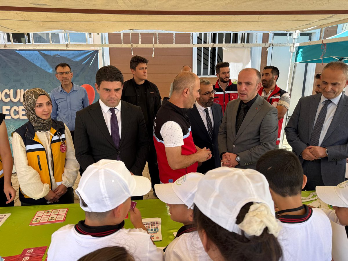 Hakkari_MEM's tweet photo. 📍Vali İdris Akbıyık İlk / Ortaokulu

👧🧒 Sağlıklı Çocuk, Sağlıklı Gelecek! 

🔴 Milli Eğitim Bakanlığımız ile Sağlık Bakanlığı arasında, “Okul Sağlığı İşbirliği Protokolü” kapsamında imzalanarak hayata geçirilen; “Sağlıklı Çocuk, Sağlıklı Gelecek" programının saha uygulaması, Vali İdris Akbıyık İlk / Ortaokulu'muzda gerçekleştirildi. 🚑

  ✨Programa; Vali Yardımcısı Sn. Recep Gündüz, İl Milli Eğitim Müdürümüz Sn. Nurettin Yılmaz, İl Sağlık Müdürü Dr. Sn. Hamdullah Kara, İl Sağlık Müdür Yard. Dr. Sn. Burhan Yılmaz, Şube Müdürümüz Sn. Oktay Kızılkaya, İSG Birimi Uzmanlarımız, sağlık çalışanları, okul yöneticileri, öğretmen ve öğrencilerimiz katıldı. 

    📌 Etkinlikle ilgili açıklamalarda bulunan Vali Yardımcımız Sayın Recep Gündüz: “Sağlıklı bir toplum, sağlıklı çocuklar yetiştirmekle mümkündür. Millî Eğitim Bakanlığımız ve Sağlık Bakanlığı arasında, 18 Nisan 2025 tarihinde, “Sağlıklı Çocuk Sağlıklı Gelecek” ismiyle okul sağlığı hizmetleri iş birliği protokolü imzalandı. Bu protokol, Türkiye genelinde, ilkokul çağındaki öğrencilere, küçük yaşlardan itibaren sağlıklı yaşam alışkanlıkları kazandırmayı amaçlamaktadır. Proje kapsamında, ilkokul düzeyindeki tüm öğrencilere sağlıklı yaşam becerisi teorik eğitimleri verilecek. Bunun yanı sıra aile hekimliği, ağız ve diş sağlığı, sağlıklı beslenme, fiziksel aktivite, kişisel hijyen, bulaşıcı hastalıklardan korunma, ilkyardım, arama kurtarma ve iş sağlığı ve güvenliği gibi alanlarda uygulamalı eğitim istasyonları kurulacak,” ifadelerinde bulunarak etkinlikte emeği geçenlere teşekkür etti. 

  ✅ Vali İdris Akbıyık İlk / Ortaokulu’muzun bahçesinde kurulan eğitici istasyonlarda; sağlıklı yaşam, hijyen, ilk yardım ve okul sağlığı gibi konular, öğrencilerimize hem eğlenceli hem de öğretici bir şekilde aktarıldı. Öğrencilerimiz, 112 Acil Sağlık Hizmetleri hakkında bilgilendirilirken; ambulans, UMKE aracı ve evde sağlık hizmetleri aracı da tanıtıldı. İl Sağlık Müdürlüğü ekipleriyle el ele veren İlk Yardım Merkezi Mesul Müdürümüz, Sağlık Hizmetleri Sorumlumuz, Diyetisyenimiz, Okul Sağlığı Hemşirelerimiz ve MEB AKUB liderimiz, güzel bir farkındalık etkinliği gerçekleştirdiler. 🚑

 📌 Öğrencilerimizin sağlığını korumaya ve geliştirmeye yönelik çalışmalar, İl Sağlık Müdürlüğü ile iş birliği halinde, Müdürlüğümüz İşyeri Sağlık ve Güvenlik Birimi (İSGB) koordinasyonunda yürütülmeye devam edilecek.

@tcmeb @Yusuf__Tekin @saglikbakanligi @drmemisoglu @alicelik_64 @HakkariValiligi @recepgndzmia @cftcblnt @meb_dhgm @omurfatih @mebtegm @ebubekirsavasci @mebisgb @ozkan_meb @nrtttin_ylmz @hakkariilsaglik