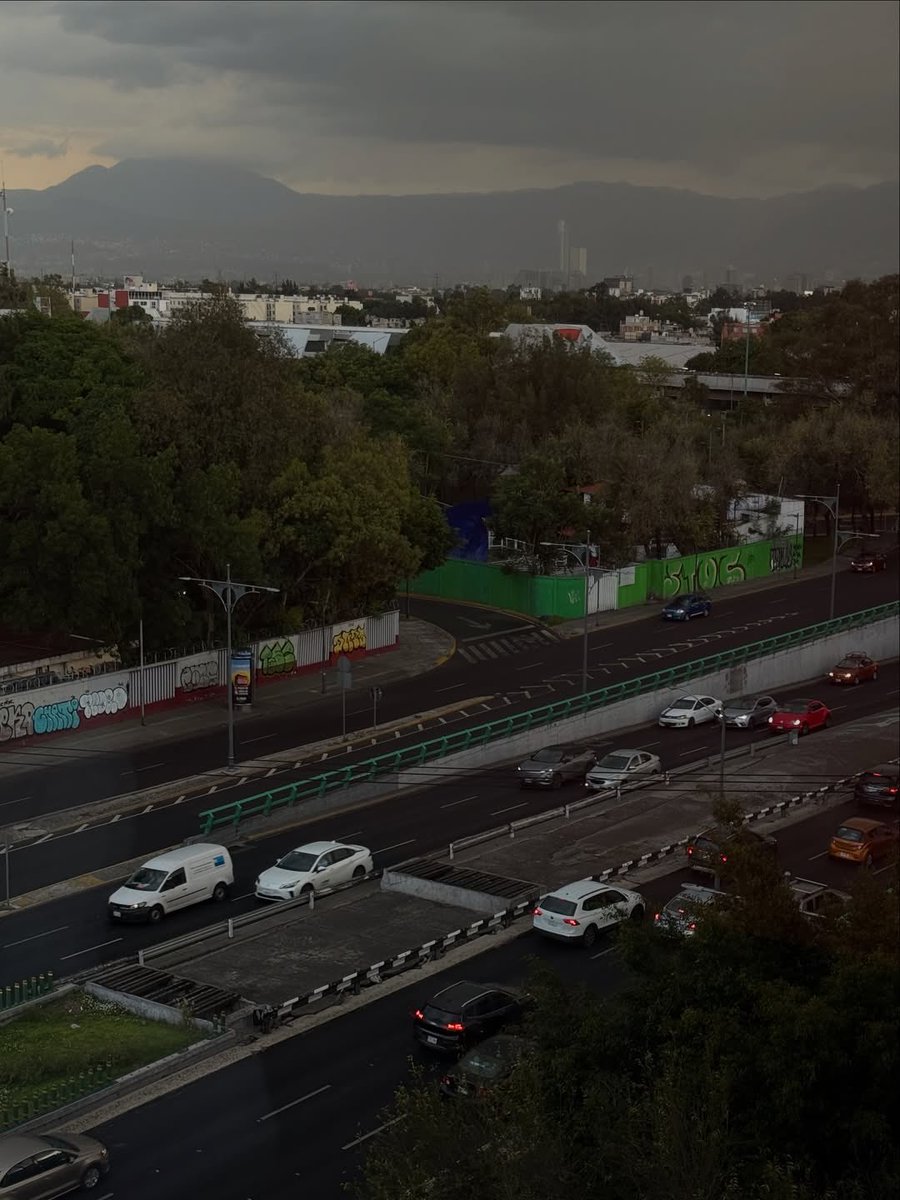 freenbeckmexico's tweet photo. El momento más humilde de Freen y Becky en México con una vista al graffiti y la contaminación desde viaducto en CDMX 🤧 https://t.co/Kl4W8kBKMM
