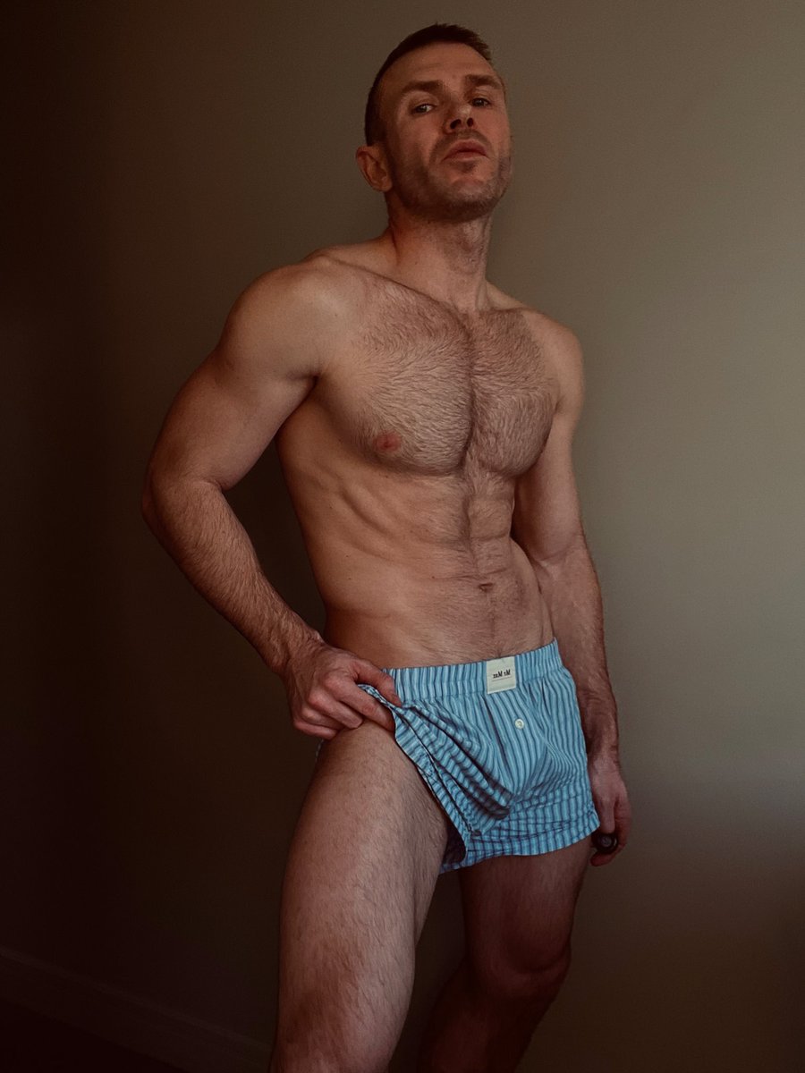 Сейчас временно живу в студии 19,5 м 
Фоткаться там негде 😂поэтому,фото из архива ( сделанное в квартире бывшего)