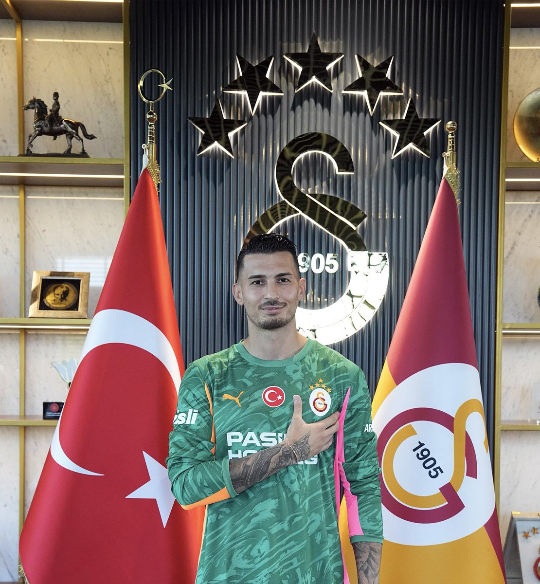 Forma ne yakışmış be..

Galatasaray'a hoşgeldin Uğurcan Çakır. 💛❤️