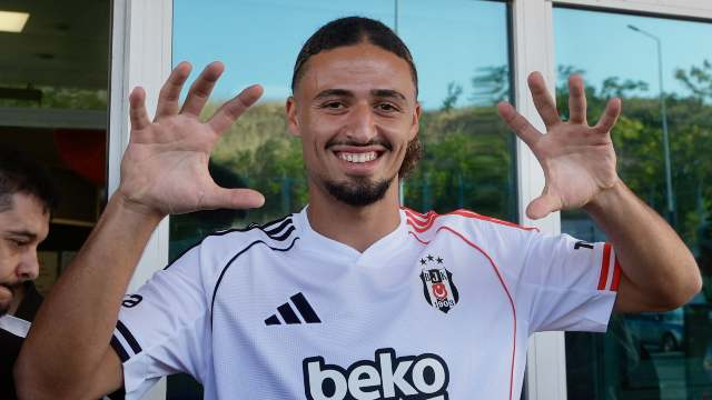 Beşiktaş'ta Schalke 04'ten transfer edilen 19 yaşında sağ bek Taylan Bulut'un vatandaşlık işlemleri tamamlandı ve T.C. vatandaşlığı tescil edildi. Taylan Bulut yerli statüsünde forma giyebilecek.