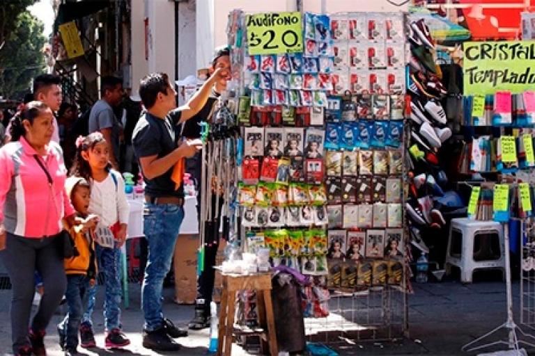 #PorSiNoViste la #MañaneraDelPueblo: <a href="/Claudiashein/">Claudia Sheinbaum Pardo</a> le mandó el tema del comercio en el Centro histórico a la Jefa de Gobierno, Clara Brugada. La mandataria pide que haya balance para el comercio y el goce de los peatones.