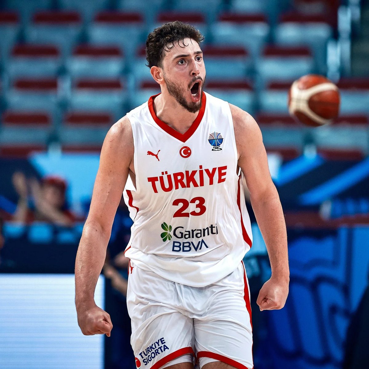 ALPEREN SENGUN ACABA DE HACER HISTORIA

Se ha convertido en el jugador MÁS JOVEN en lograr un TRIPLE DOBLE en TODA la HISTORIA del Eurobasket

Y solo ha necesitado 25 minutos
