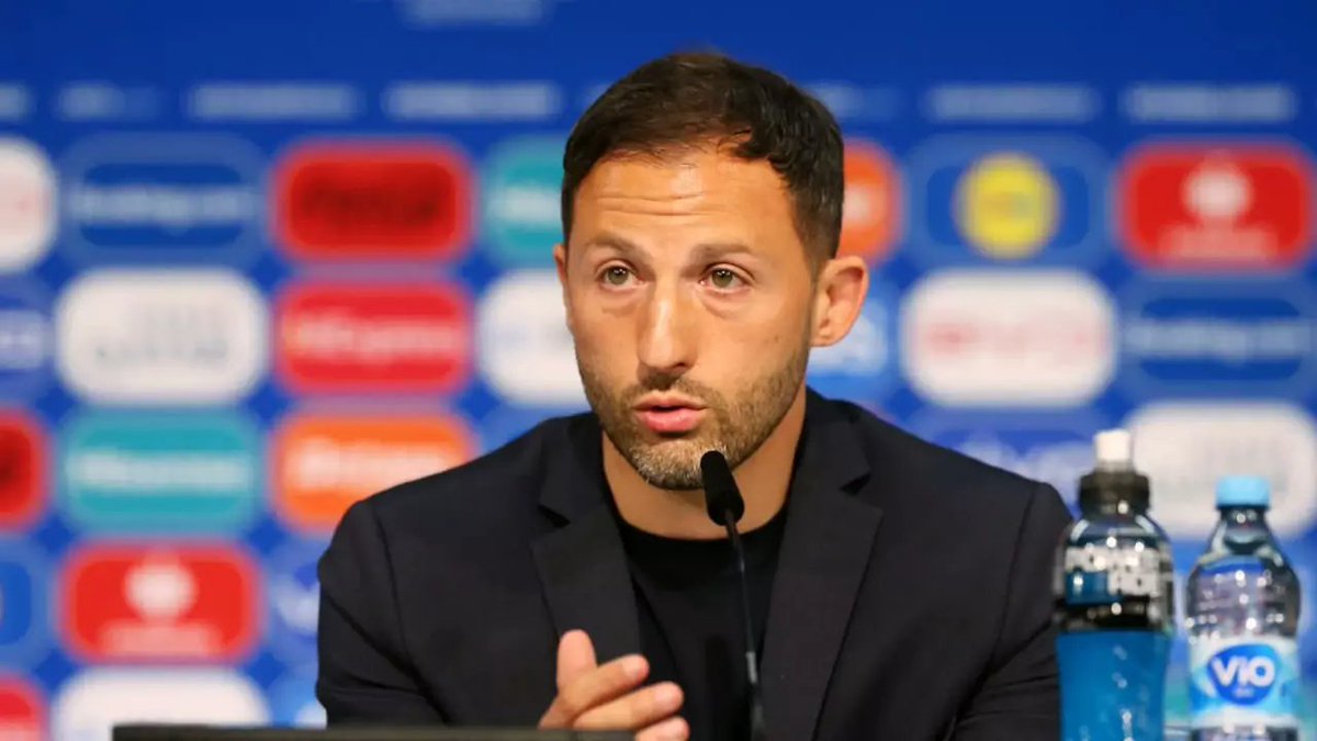 🟡🔵Fenerbahçe, Domenico Tedesco ile anlaştı! 

2 yıllık sözleşme imzalamak üzere anlaşmaya varılan teknik adamın yardımcılığını, uzun yıllar Fenerbahçe forması giyen Gökhan Gönül yapacak!
