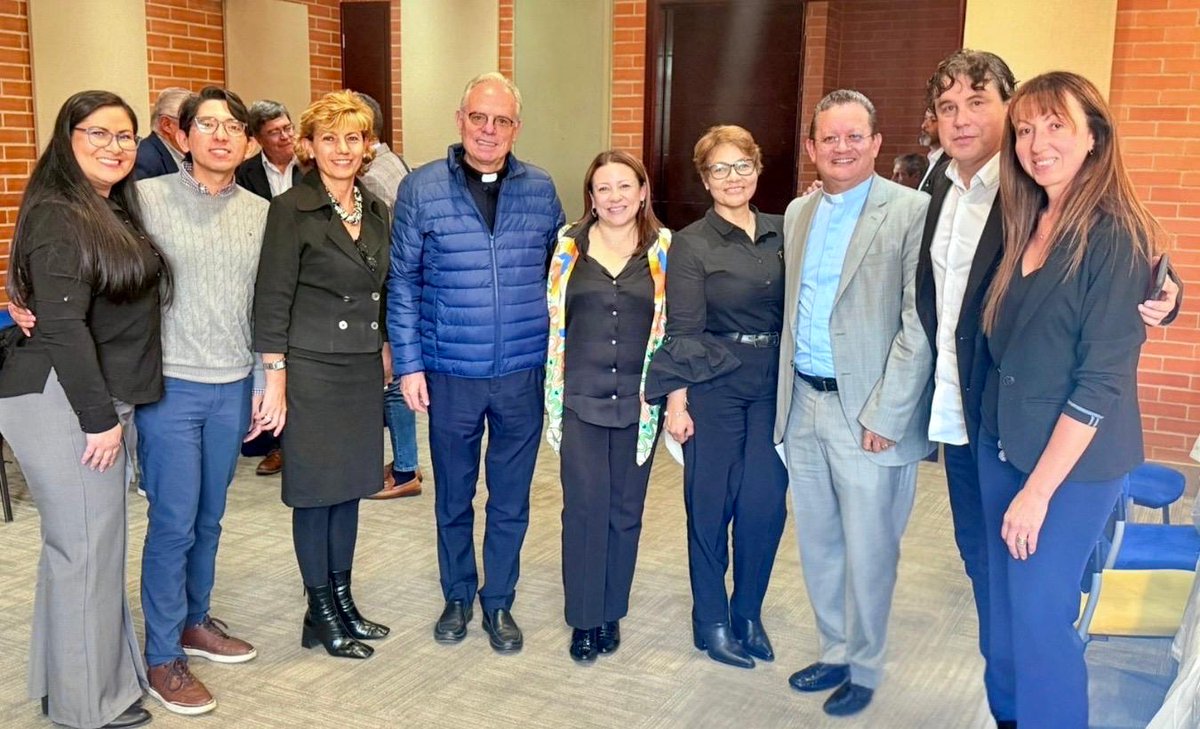 Estuvimos presentes en una inspiradora charla con el Dr. Juan Carlos Ortiz , reconocido publicista internacional. Su experiencia y visión sobre la comunicación y la creatividad nos motivan a seguir innovando y generando un impacto positivo en nuestra comunidad. 💛💙
#MinutodeDios