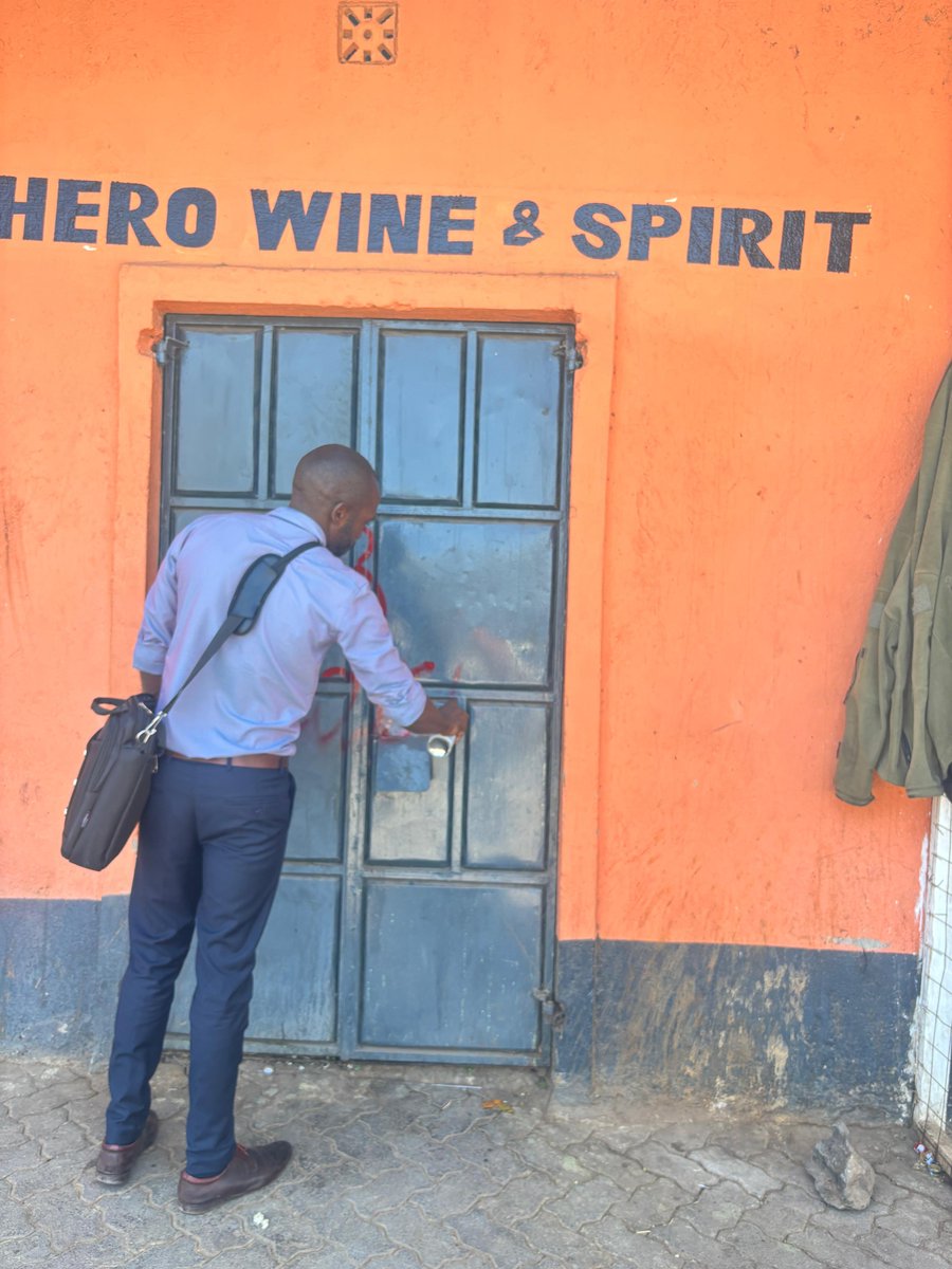 #Isiolo | Multi-Agency Enforcement Operation Update.
A joint team of <a href="/NPSOfficial_KE/">National Police Service-Kenya</a>, @PublicHealthKe, <a href="/NACADAKenya/">NACADA Kenya</a>, <a href="/KEBS_ke/">KEBS KENYA</a>, <a href="/KRACorporate/">Kenya Revenue Authority</a> &amp; National Gov't conducted a successful compliance operation in Isiolo Town.

➡️ Target: Unlicensed bars &amp; counterfeit alcohol.
➡️ Result: