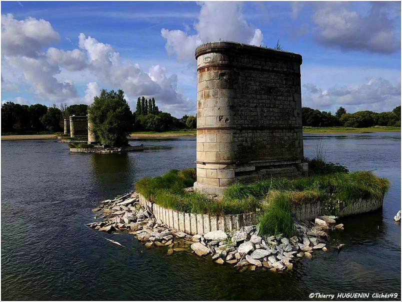 Cliches49's tweet photo. Quand les piliers de l'ancien pont de chemin de fer (Le pont de Maurilliers) aux portes des Ponts-de-Cé posent au milieu d'une Loire bien basse...
#pontdemaurilliers #pontsdece #laloire #borddeloire #photographie #clichés49photographies https://t.co/x8EPo4GU3S