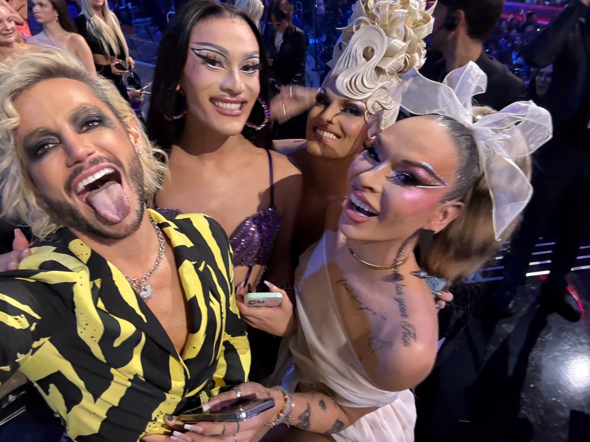 FrankieJGrande's tweet image. ✨ We did that at the @vmas !!! My first time attending as an artist! The performances! The glammmm! The labubus!! 💛🖤 But more than all the glitter and sparkle, my heart is bursting for my sister. Every song, every music video from Eternal Sunshine has been a gift, but Brighter…