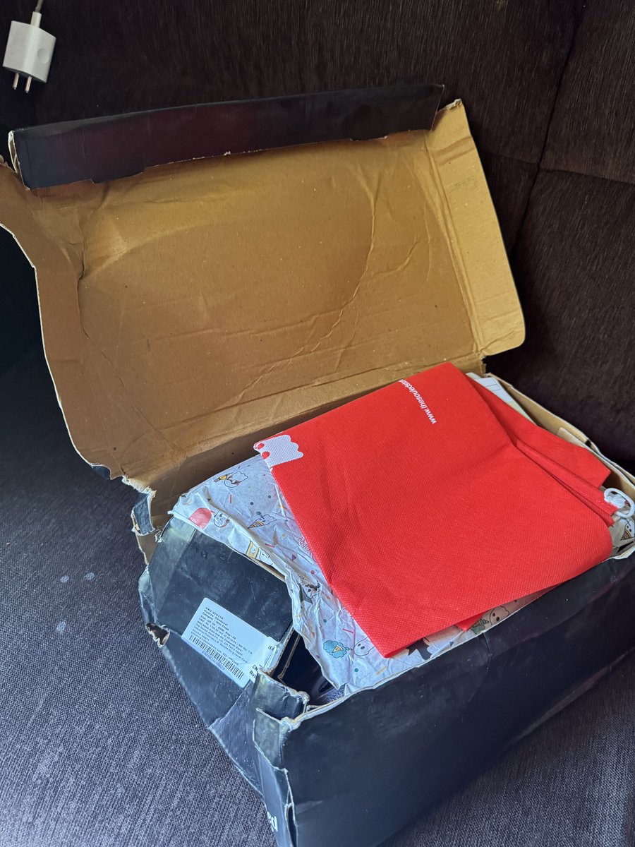 __madmak__'s tweet image. @thesouledstore looks like it went through a storm before reaching me #packagingfail #souledstore