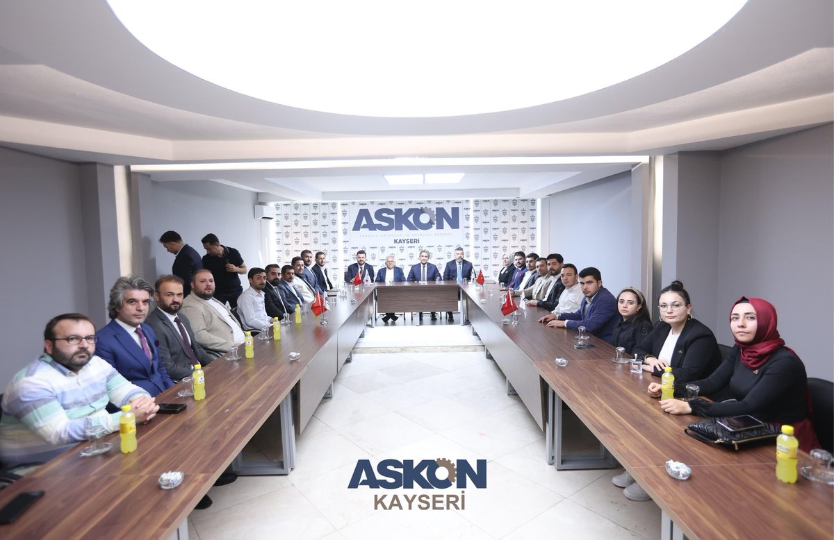 AK Parti Yerel Yönetimlerden Sorumlu Genel Başkan Yardımcısı Mustafa Demir , Büyükşehir Belediye Başkanı Memduh Büyükkılıç ve AK Parti İl Başkanı Hüseyin Okandan derneğimizi ziyaret ettiler. Nezaketleri ve ilgilerinden dolayı kendilerine teşekkür ederiz. 
#ASKON #Kayseri #AKPARTİ