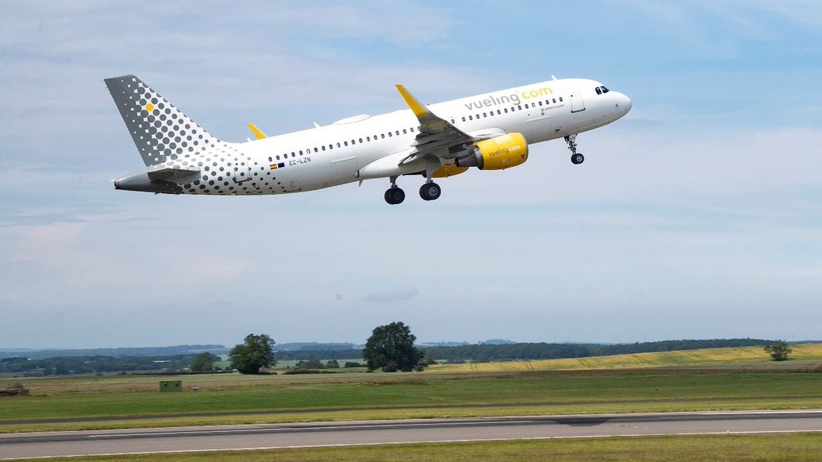 G24Noticias's tweet photo. SANTIAGO
Vueling reforza a súa oferta en Santiago tras os últimos recortes de Ryanair 
👉https://t.co/eJr6bxqKUn https://t.co/U3SM76zBht