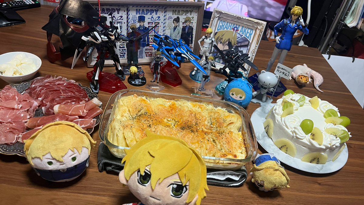 muni_brave's tweet photo. 今年は余裕なくてコスプレもお絵描きもできなかったのでコスプレ再掲とこないだのお祝いパーティーの写真で！！！😂
ハムさんお誕生日ほんまにおめでとう🎉🎉🎉
今年もお祝いできてよかった✌️✌️✌️
#グラハム・エーカー生誕祭2025
#グラハム・エーカー生誕祭 https://t.co/am4xCuZ5hy