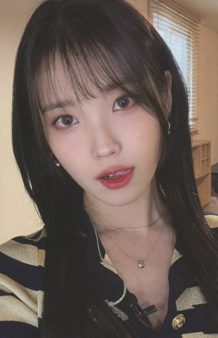 Dlwlrma_home's tweet image. When iu does this pose