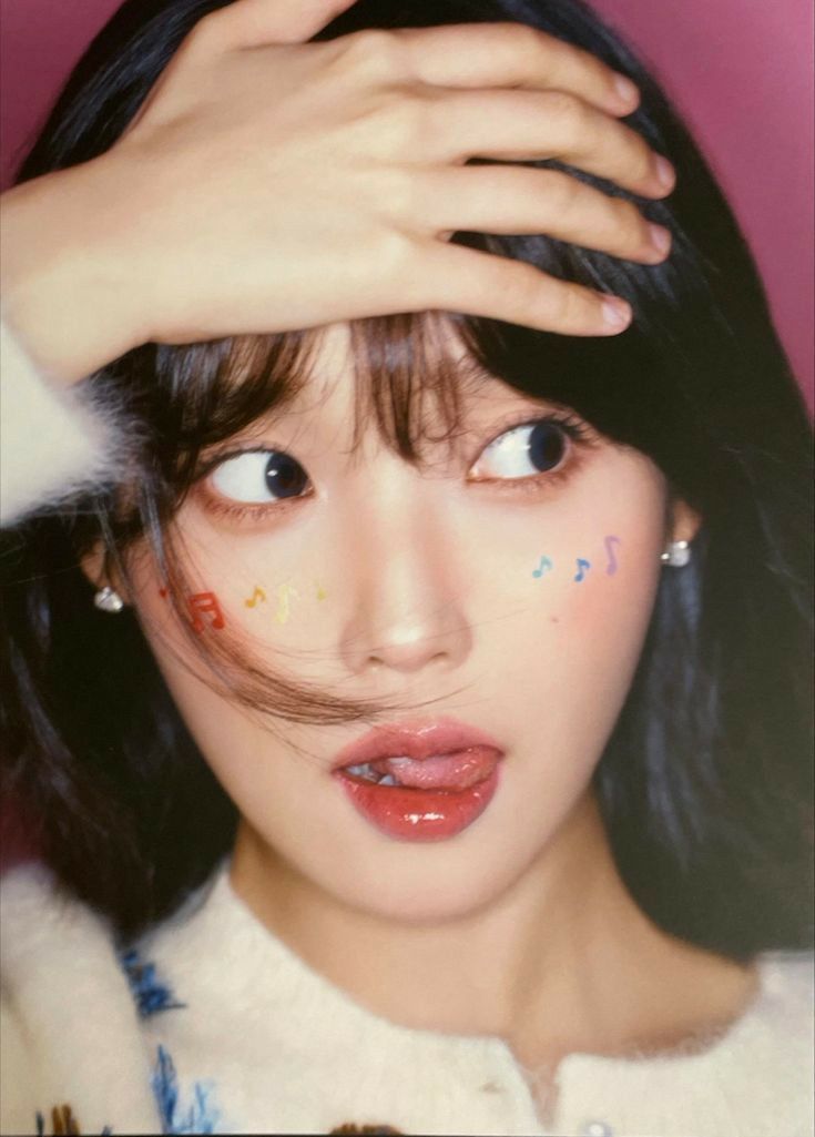 Dlwlrma_home's tweet image. When iu does this pose