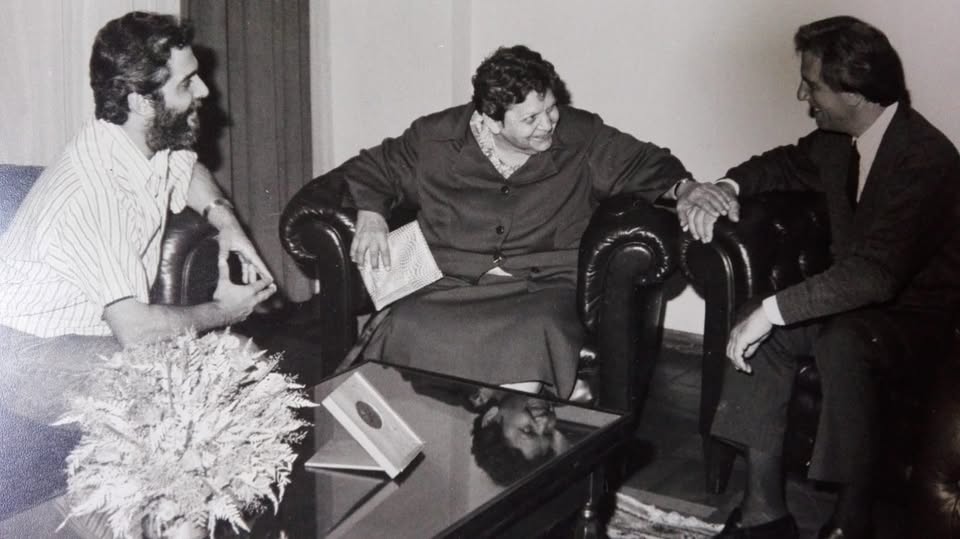 Hoy,  9 de septiembre, ELENA QUINTEROS, maestra detenida y desaparecida el 28  de junio de 1976, cumpliría 80 años. En la foto junto a Tota Quinteros,  su madre y el entonces Intendente Tabaré Vázquez, preparando la  aparición del libro TIENE LA PALABRA TOTA QUINTEROS.