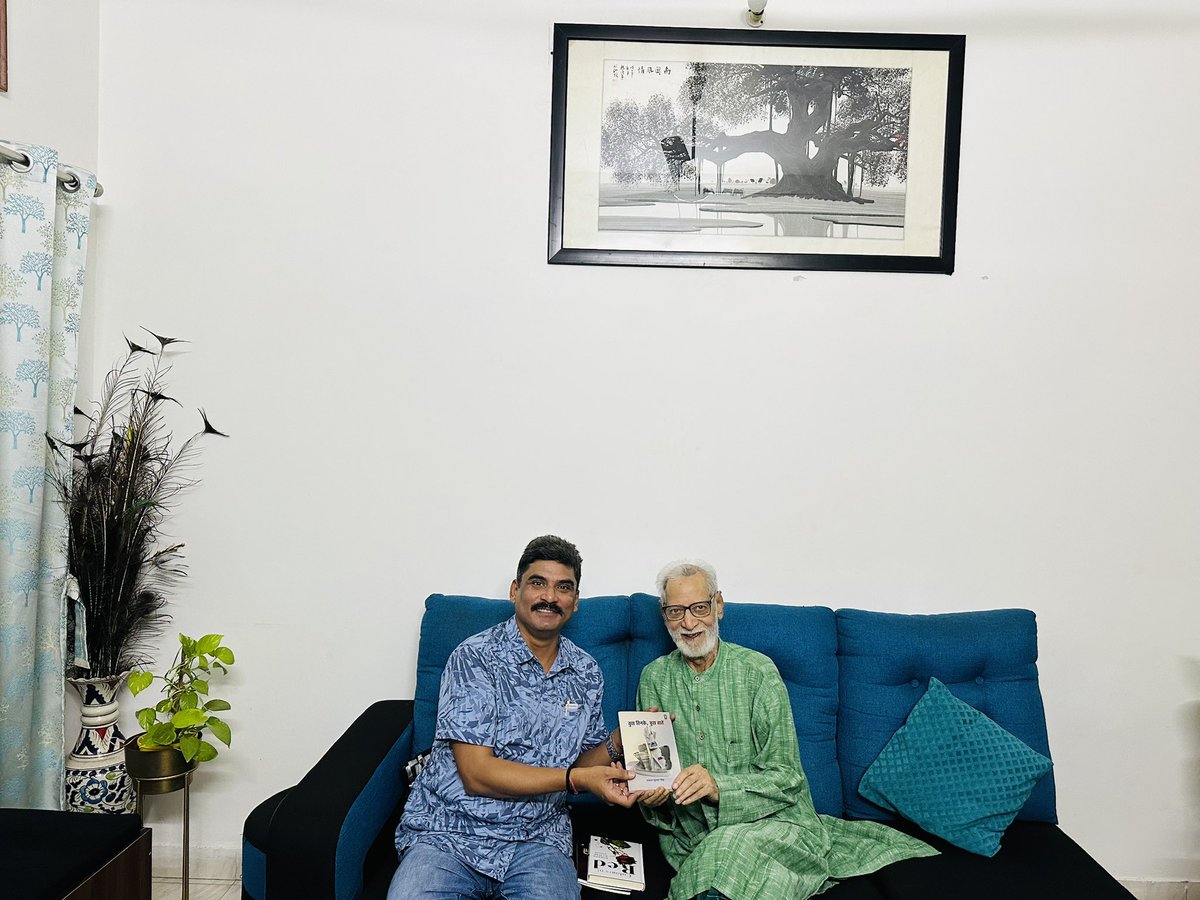 rksingh4971's tweet image. काशी, जहाँ भगवान शिव का आशीर्वाद हर कण में समाया है, वहाँ अगर हिंदी साहित्य के मूर्धन्य लेखक काशीनाथ सिंह जी का आशीर्वाद प्राप्त हो जाए, तो समझिए कि काशी प्रवास सही मायनों में सार्थक और अविस्मरणीय हो गया। आज का दिन मेरे जीवन के उन स्वर्णिम पलों में से एक बन गया, जब मुझे काशीनाथ…
