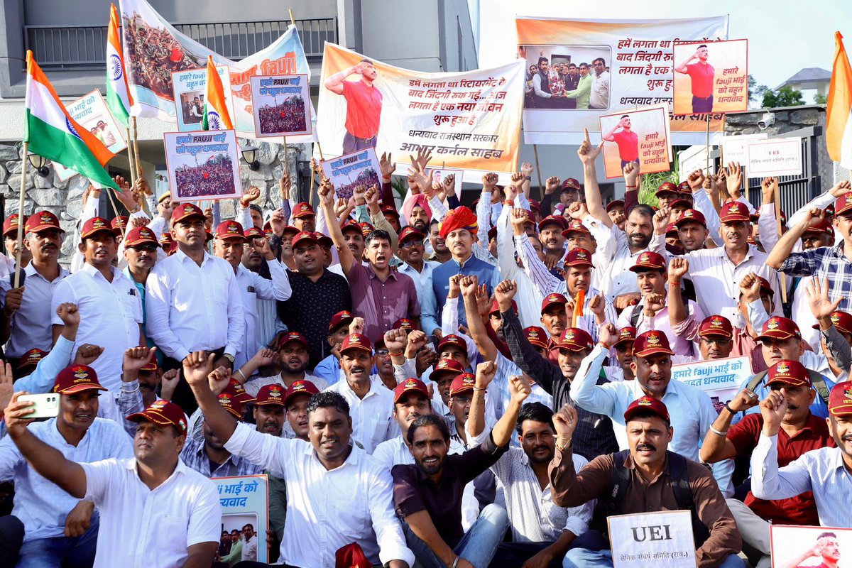 आज पूर्व सैनिकों के उमड़े जन सैलाब ओर जोश को देखकर कर्नल राठौड़ साहब ने भी वो आभास करवाया कि में भी एक मंत्री से पहले एक सैनिक हूं और हर कदम पर आपके साथ हूं
<a href="/Ra_THORe/">Col Rajyavardhan Rathore</a> 
<a href="/RajCMO/">CMO Rajasthan</a> 
<a href="/BhajanlalBjp/">Bhajanlal Sharma</a> 
<a href="/narendramodi/">Narendra Modi</a>