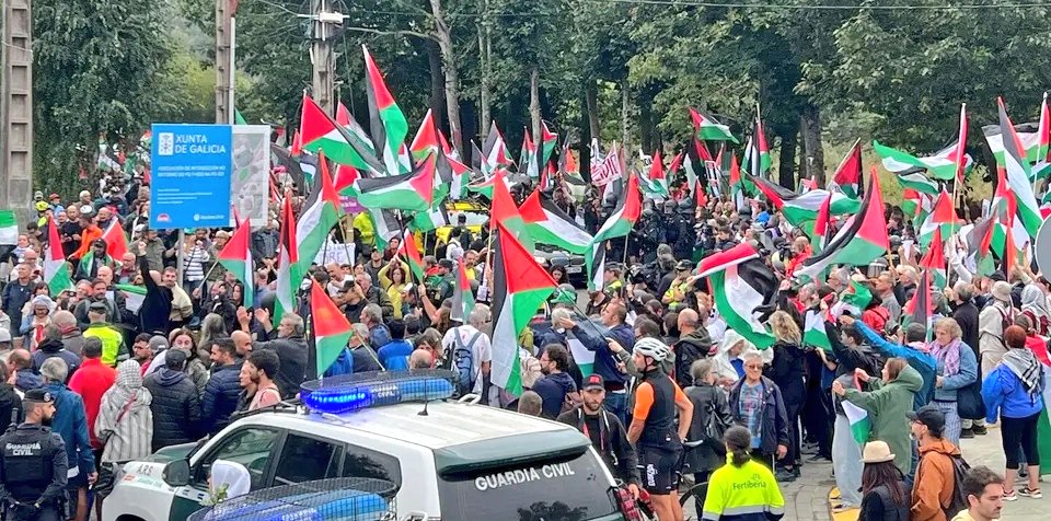 SpainIsDiffere5's tweet photo. #VueltaRTVE9s #LaVuelta25
#FreePalestine 
Que Perico Delgado nunca ha sido el lápiz más afiliado del estuche no es sorpresa para nadie como lo demostró en su día en Luxemburgo o cómo que compare un genocidio con política y lo resuma en el negocio del que ha vendido las banderas. https://t.co/x8JNsY3YCk