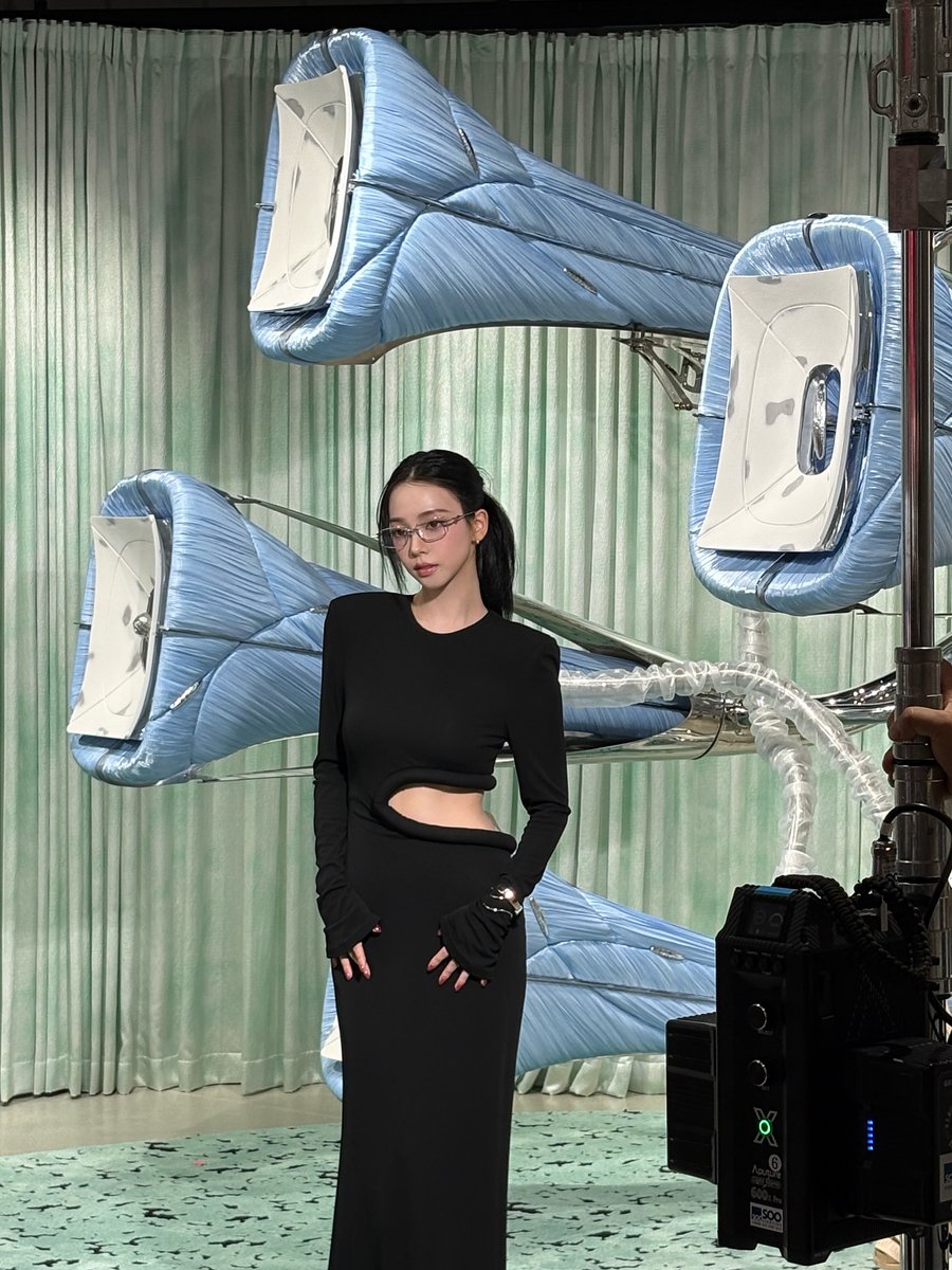 lefty_io's tweet image. Who Attended Gentle Monster’s HAUS NOWHERE Opening?

Gentle Monster opened this surreal concept space HAUS NOWHERE✨ From #Felix, #HunterSchafer, #TildaSwinton, #Karina, and more — the hottest guest list we’ve been waiting for! 

Find out the EMV of each:
tiktok.com/@lefty.io/phot…