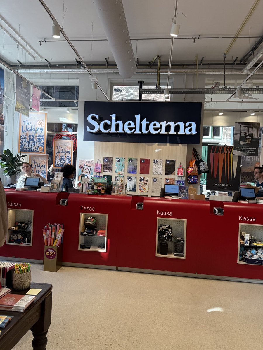 De Tawl van ⁦<a href="/PhilipDroge/">Philip Dröge</a>⁩ bij ⁦<a href="/ScheltemaBoek/">Scheltema Boekverkopers</a>⁩ aan het Rokin!

Ik keek in de prachtige Atlas van het wereld erfgoed ⁦<a href="/Lannoo/">Uitgeverij Lannoo</a>⁩ ⁦<a href="/UNESCO/">UNESCO 🏛️ #Education #Sciences #Culture 🇺🇳</a>⁩ 
en zag de mooie uitgave van #DeTawl  er ineens naast liggen.

#erfgoed #taal
#scheltema