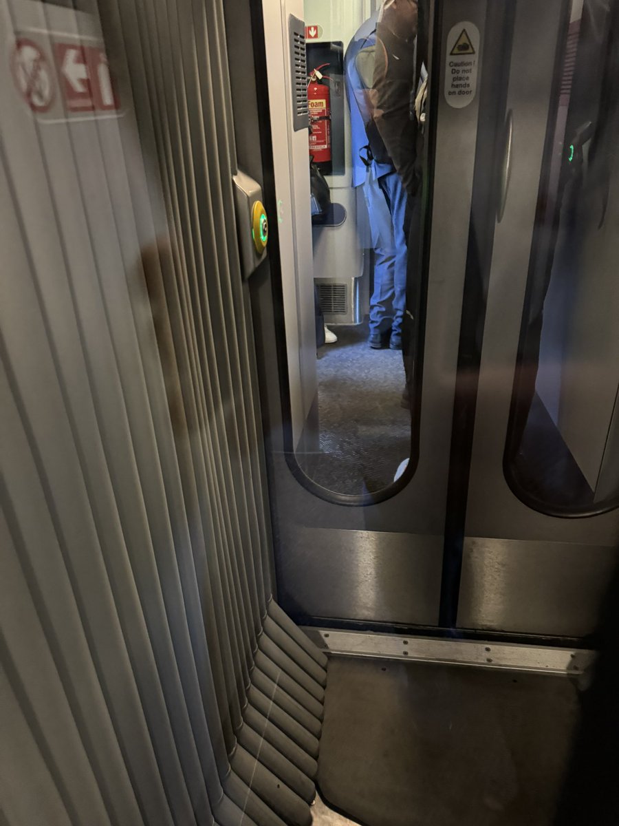 clindsay tweet media